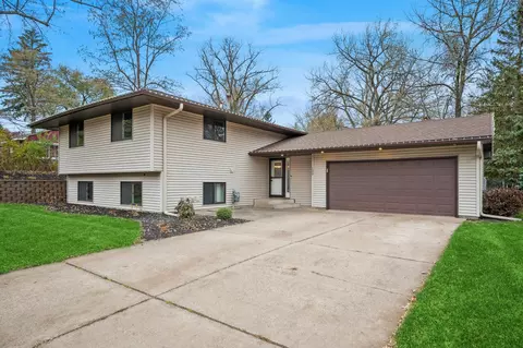 133 Greenwood St, Mahtomedi, MN 55115