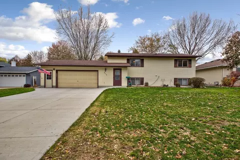 413 17th Ave NE, Waseca, MN 56093