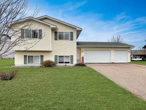 305 Hogan Dr, Montrose, MN 55363