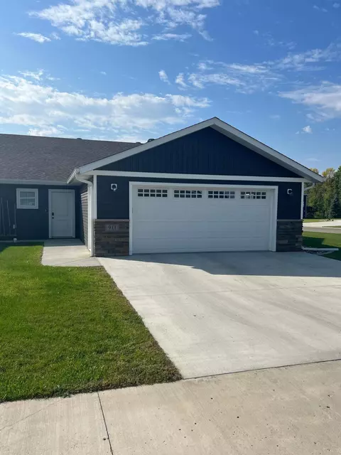 1021 Village Ln, Detroit Lakes, MN 56501