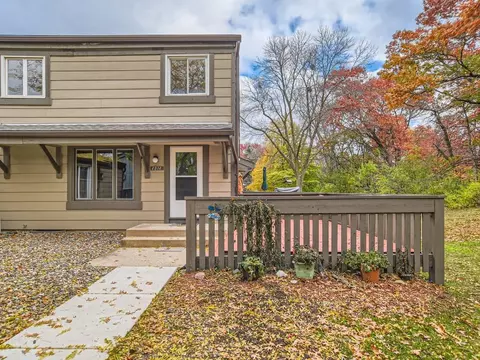 4814 Grenwich Way N, Oakdale, MN 55128