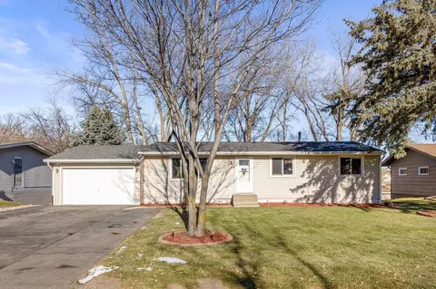 284 Highwood Dr, Chaska, MN 55318