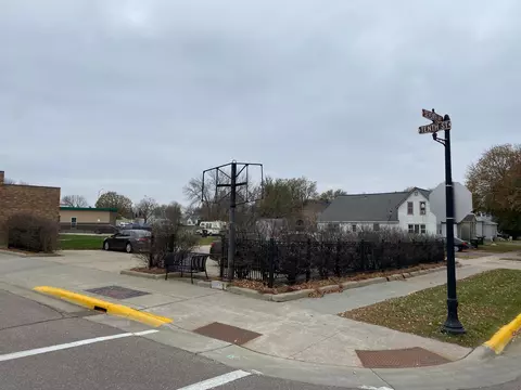 621 10th St, Worthington, MN 56187