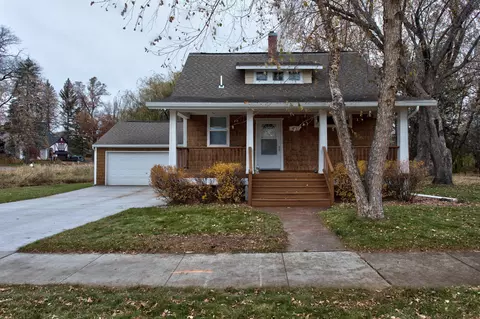 424 Central Dr W, Braham, MN 55006