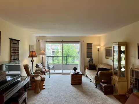 2220 Midland Grove Rd #201, Roseville, MN 55113
