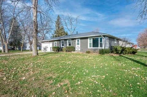 22 Circle Dr W, Welcome, MN 56181