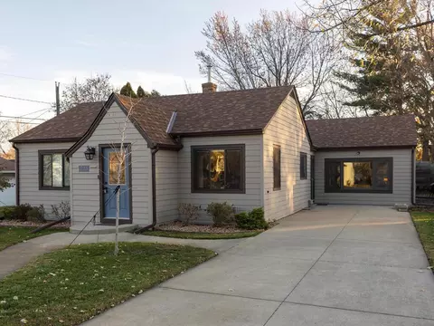 725 Atwood St S, Shakopee, MN 55379