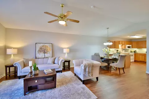967 Carriage Ln, Chaska, MN 55318