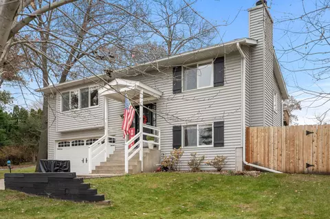402 Glenmar Ave, Mahtomedi, MN 55115