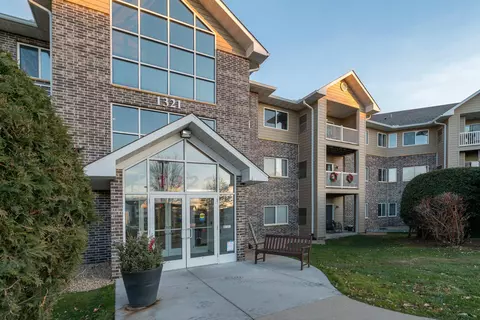 1321 Lake Dr W #321, Chanhassen, MN 55317