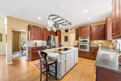 886 Hyland Ct, Eagan, MN 55123 photo 13
