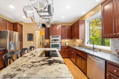 886 Hyland Ct, Eagan, MN 55123 photo 12