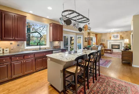 886 Hyland Ct, Eagan, MN 55123