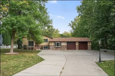 418 Mission Rd W, Bloomington, MN 55420