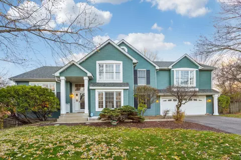 1331 Stratton Ct, Chanhassen, MN 55317
