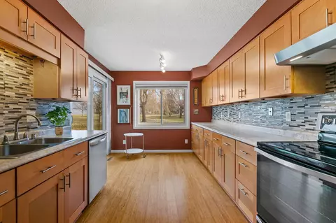 4334 Evergreen Dr #702, Vadnais Heights, MN 55127