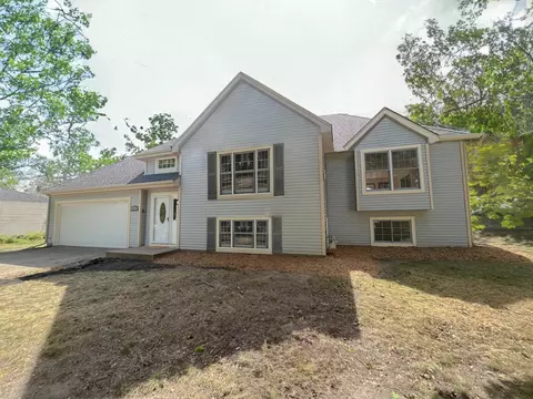 8876 Pine Bluff Ct, Eden Prairie, MN 55347