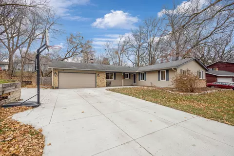 1013 Lacota Ln, Burnsville, MN 55337