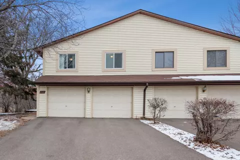 2508 Woodbridge St, Roseville, MN 55113