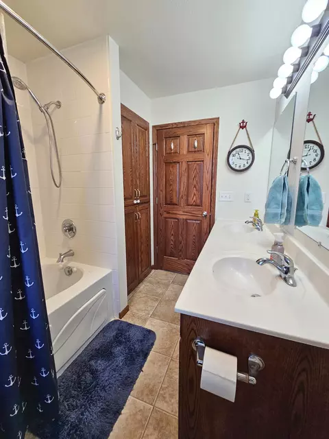 Bath - 348 3rd St E, Tracy, MN 56175 photo 2 of 5