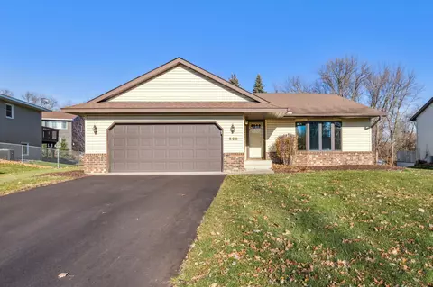 528 Wedgewood Dr, Mahtomedi, MN 55115