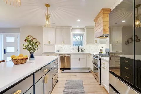 11105 Oak Knoll Ter S, Minnetonka, MN 55305
