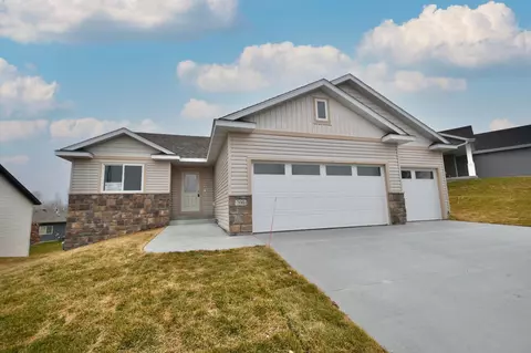 700 Strafford Dr, Zumbrota, MN 55992