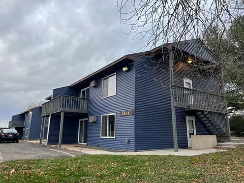 1632 Pinewood Ln, Hudson, WI 54016