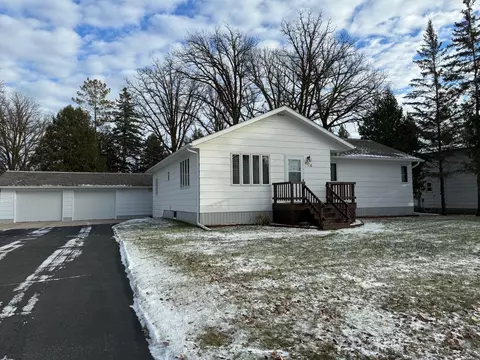 604 9th Ave SE, Roseau, MN 56751