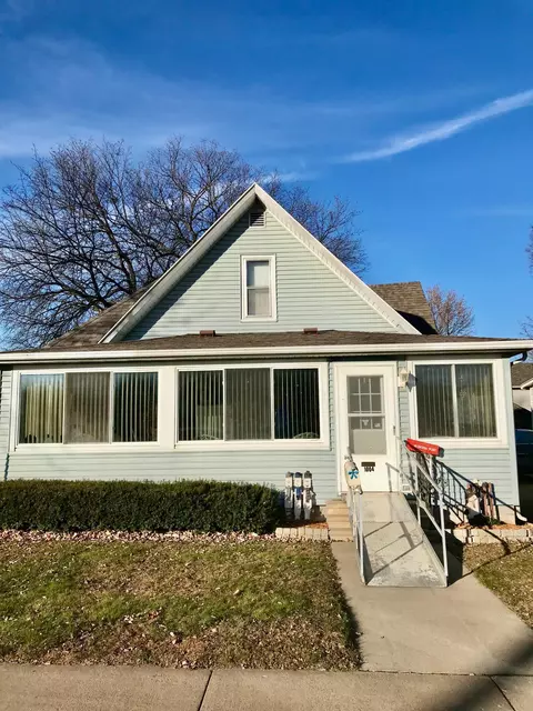 1004 W 3rd St, Winona, MN 55987