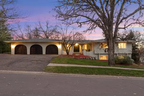 8520 135th St W, Apple Valley, MN 55124