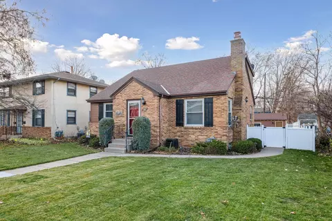 26 16th Ave N, Hopkins, MN 55343