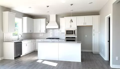1659 Oak Creek Dr, Chaska, MN 55318