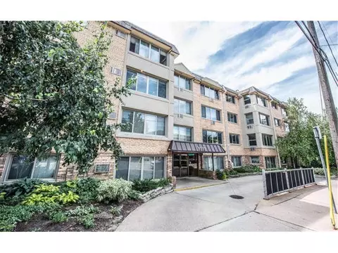 2727 W 43rd St #202, Minneapolis, MN 55410