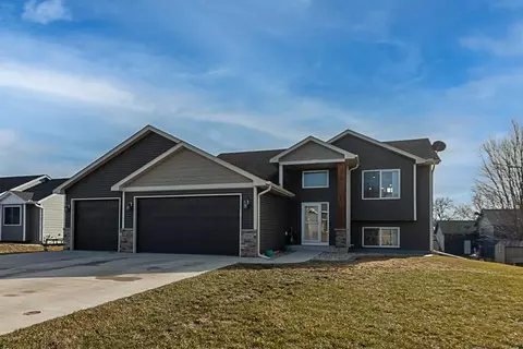 355 Horizon Dr, Le Center, MN 56057