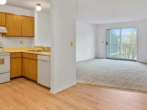 7675 142nd St W #102, Apple Valley, MN 55124