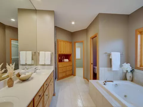 3922 Donegal Way, Eagan, MN 55122 photo 14