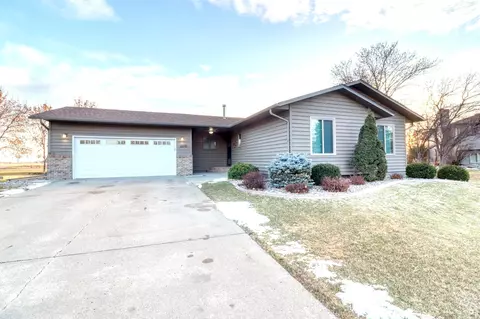 2205 33rd Ave S, Moorhead, MN 56560