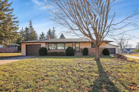466 Southhill Dr, Roseville, MN 55113
