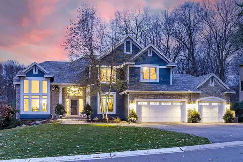 2351 Hunter Dr, Chanhassen, MN 55317