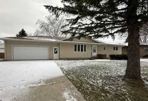 464 8th St SW, Wells, MN 56097