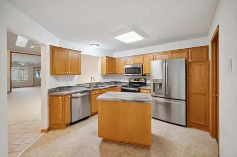 7632 Newbury Rd, Woodbury, MN 55125