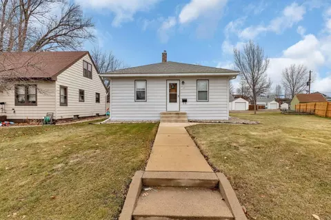 124 Riverside Dr NE, Saint Cloud, MN 56304