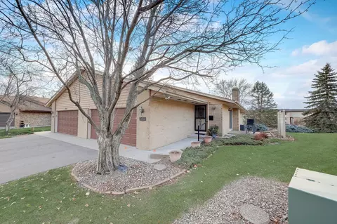 7053 Robinwood Trl, Woodbury, MN 55125