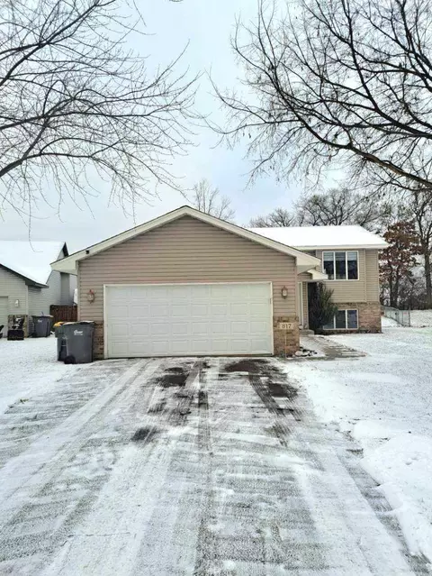 817 Isanti Pkwy NW, Isanti, MN 55040