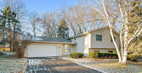 10581 Lake Fall Dr, Eden Prairie, MN 55347