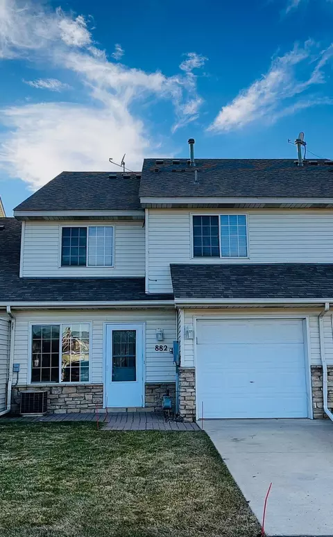 882 Gannon Dr, Shakopee, MN 55379