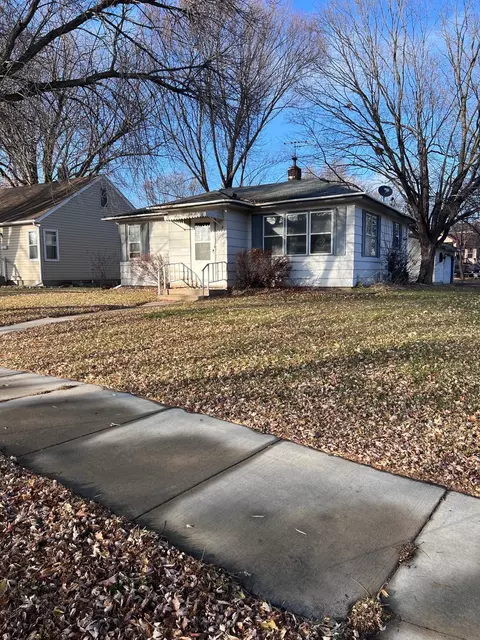 500 W 2nd St, Waconia, MN 55387
