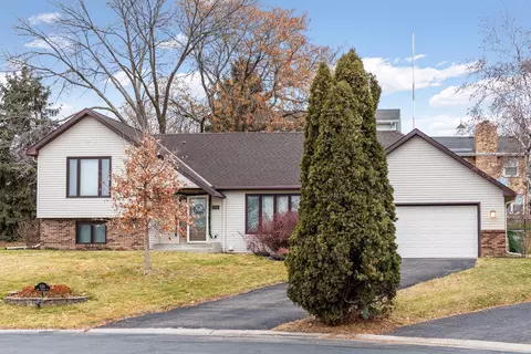 525 Lake Bayview Ct, Shoreview, MN 55126