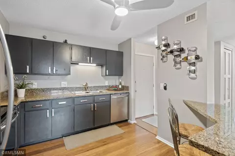 26 10th St W #706, Saint Paul, MN 55102